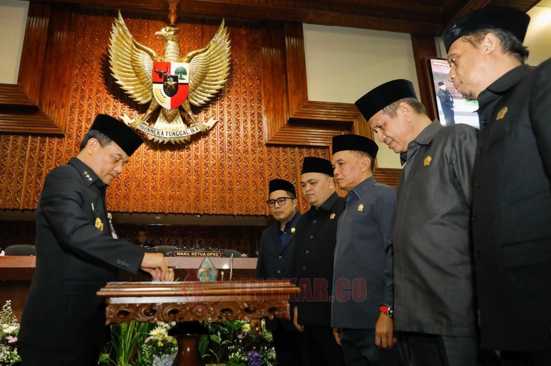 Gubernur Jawa Tengah Ahmad Luthfi pada Kamis (20/11/2025) menandatangani Nota Kesepakatan Rancangan Kebijakan Umum Anggaran (KUA) dan Prioritas Plafon Anggaran Sementara (PPAS) APBD Tahun Anggaran 2026 dalam rapat paripurna di Gedung Berlian DPRD Jateng. Foto: dokumentasi