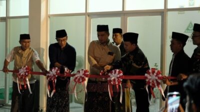 Ketua PW GP Ansor Jateng, Muhammad Shidqon Prabowo meresmikam sekretariat dan ruang konferensi Ansor di kompleks Pondok Pesantren Ash Shodiqiyah pada Sabtu (1/11/2025) malam.