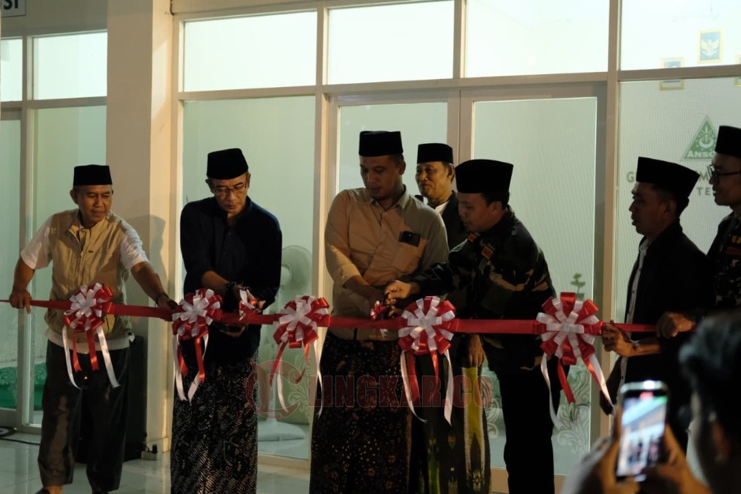 Ketua PW GP Ansor Jateng, Muhammad Shidqon Prabowo meresmikam sekretariat dan ruang konferensi Ansor di kompleks Pondok Pesantren Ash Shodiqiyah pada Sabtu (1/11/2025) malam.