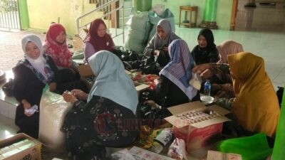 Para ibu saat membungkus makanan di salah satu lokasi dapur umum mandiri
