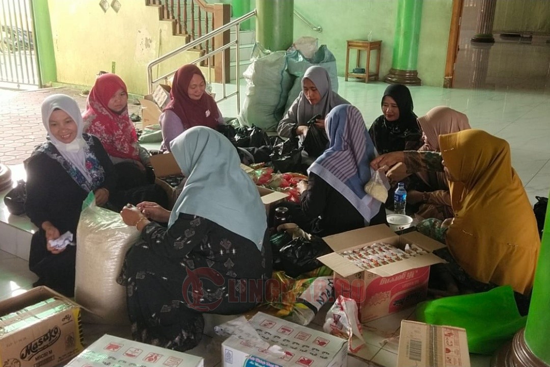 Para ibu saat membungkus makanan di salah satu lokasi dapur umum mandiri