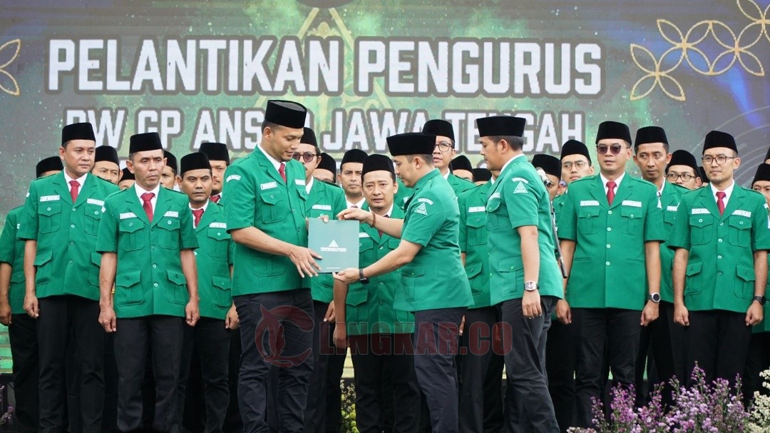 Shidqon Prabowo saat menerima SK Kepengurusan dari Adin Jauharudin dalam pelantikan PW GP Ansor Jateng hari ini, Ahad (2/11/2025) di Ponpes Ash Shodiqiyah, Kelurahan Sawah Besar, Kecamatan Gayamsari, Kota Semarang. Foto: dokumentasi