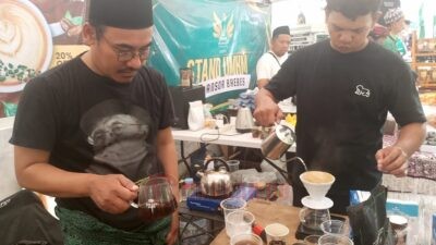 Stan kopi dari Ansor Batang ikut meramaikan area promosi UMKM pelantikan PW GP Ansor Jateng di Pondok Pesantren (Ponpes) Ash Shodiqiyah, Sawah Besar, Gayamsari Kota Semarang hari ini Ahad (2/11/2025).