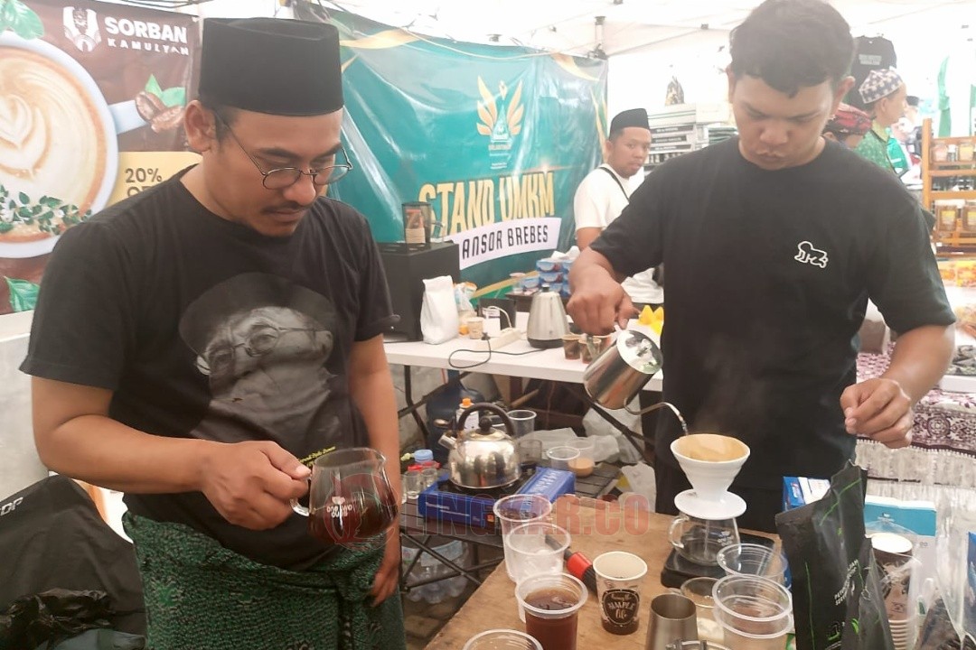 Stan kopi dari Ansor Batang ikut meramaikan area promosi UMKM pelantikan PW GP Ansor Jateng di Pondok Pesantren (Ponpes) Ash Shodiqiyah, Sawah Besar, Gayamsari Kota Semarang hari ini Ahad (2/11/2025).