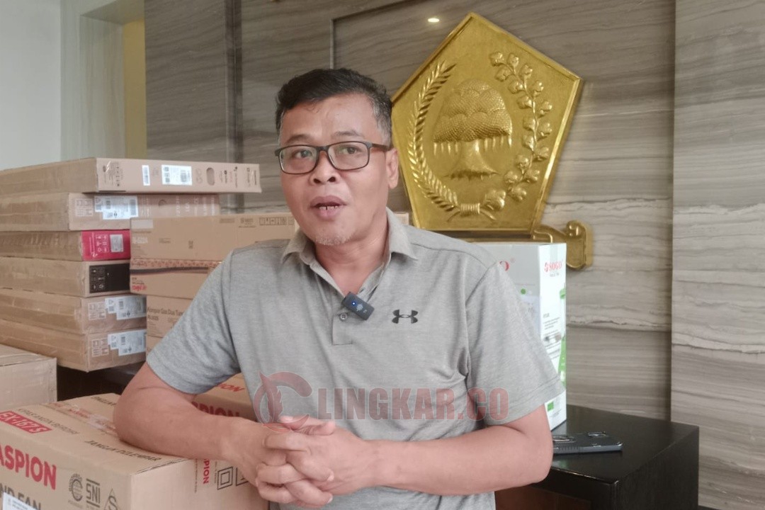 Ketua pelaksana FUN WALK 2025, Didik Sugiyanto (Kedua dari kiri belakang) saat mendampingi panitia loket pendaftaran di sekretariat DPD Partai Golkar Jawa Tengah jl. Kyai Saleh No. 1 Kota Semarang, Jum'at (21/11/2025) petang. Foto: dokumentasi/istimewa