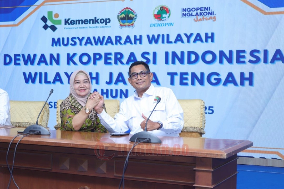 Sri Hartini dan Andang Wahyu Triyanto berfoto bersama seusai terpilih sebagai Ketua dan Dewan Pengawas Dekopinwil Dewan Koperasi Indonesia Wilayah (Dekopinwil) Jawa Tengah periode 2025–2030. Foto: istimewa