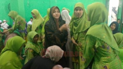 Ustazah Mumpuni Handayayekti saat transit di kantor MWCNU Kecamatan Ungaran Timur sebelum menyampaikan mauidzah hasanah peringatan Maulid Nabi Muhammad SAW yang digelar oleh PAC Muslimat NU Ungaran Timur, Ahad (23/11/2025). Foto: Rifqi