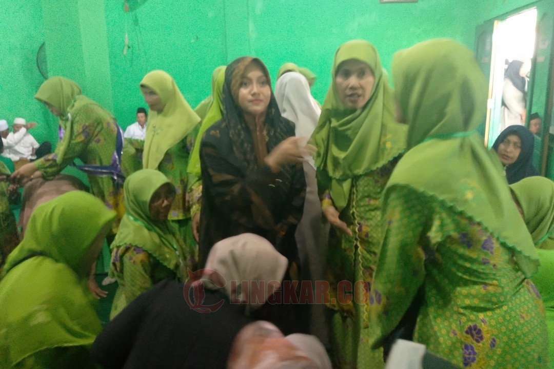 Ustazah Mumpuni Handayayekti saat transit di kantor MWCNU Kecamatan Ungaran Timur sebelum menyampaikan mauidzah hasanah peringatan Maulid Nabi Muhammad SAW yang digelar oleh PAC Muslimat NU Ungaran Timur, Ahad (23/11/2025). Foto: Rifqi
