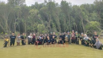 Komunitas Phylosopicture Prodi KPI UIN Walisongo Semarang berfoto bersama dalam kegiatan tanam mangrove di Dusun Tambakrejo Polo, Desa Purworejo, Kabupaten Demak. Foto: istimewa