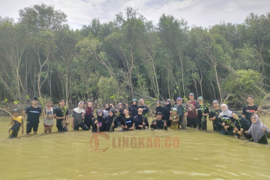 Komunitas Phylosopicture Prodi KPI UIN Walisongo Semarang berfoto bersama dalam kegiatan tanam mangrove di Dusun Tambakrejo Polo, Desa Purworejo, Kabupaten Demak. Foto: istimewa