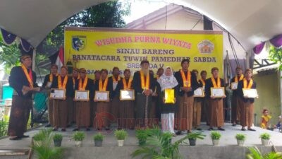 Pengampu Sanggar Reksa Budaya Jawa, Bopo Sudarmo Kusumo Diharjo saat mewisuda 19 siswa. Foto: dokumentasi