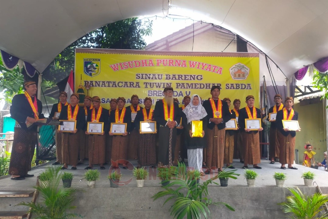 Pengampu Sanggar Reksa Budaya Jawa, Bopo Sudarmo Kusumo Diharjo saat mewisuda 19 siswa. Foto: dokumentasi