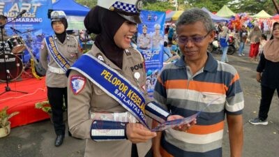 Kanit Kamsel Satlantas Polres Semarang Ipda Aprilia Ika saat menyampaikan edukasi keselamatan berkendara di area car free day Ungaran. Foto: dokumentasi