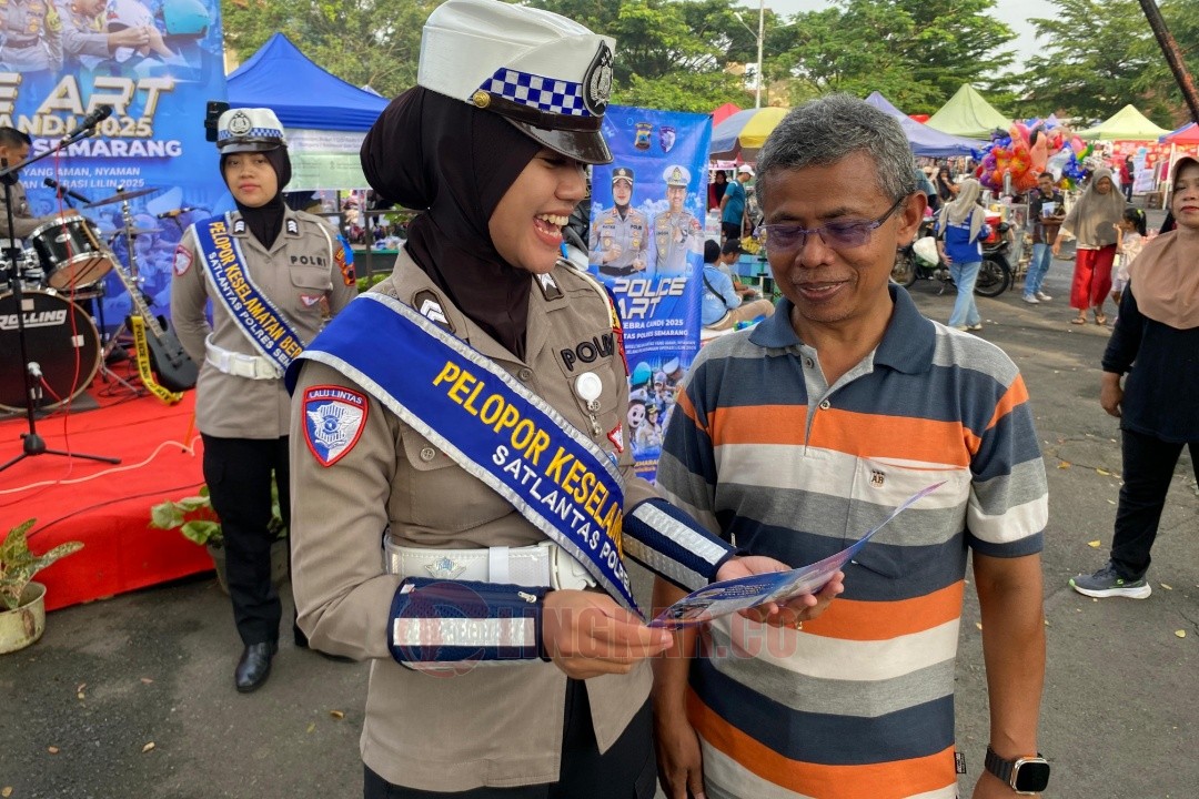 Kanit Kamsel Satlantas Polres Semarang Ipda Aprilia Ika saat menyampaikan edukasi keselamatan berkendara di area car free day Ungaran. Foto: dokumentasi