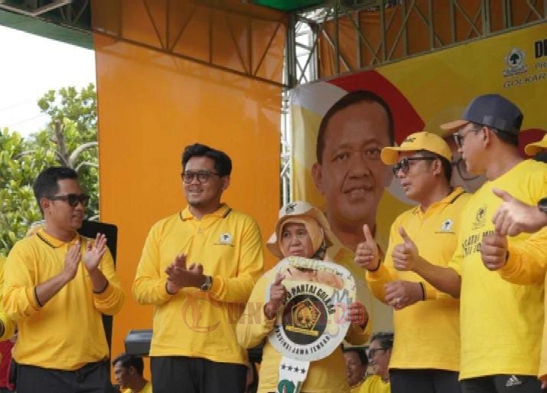 Anggota DPR RI Komisi VII Fraksi Partai Golkar, Andhika Satya Wasistho Pangarso bersama peraih grand prize sepeda motor dalam acara Yellow Fun Walk 2025 pada hari Minggu (23/11/2025) pagi di halaman kantor DPD Partai Golkar Jateng. Foto: istimewa