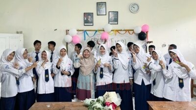 Para orang tua murid dan guru SMP Muhammadiyah 4 Kendal berfoto bersama seusai kegiatan 'Orang Tua Mengajar' Selasa (25/11/2025). Foto: dokumentasi