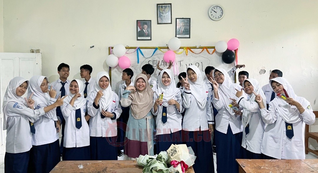 Para orang tua murid dan guru SMP Muhammadiyah 4 Kendal berfoto bersama seusai kegiatan 'Orang Tua Mengajar' Selasa (25/11/2025). Foto: dokumentasi