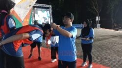 Ketua FPTI Jateng, Abdul Hamid saat memberikan tanda peserta Kejurnas Panjat Tebing di Wall Climbing Centre, kompleks GOR Jatidiri Semarang. Foto: istimewa