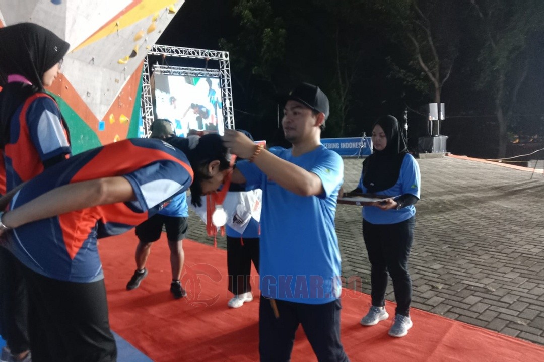 Ketua FPTI Jateng, Abdul Hamid saat memberikan tanda peserta Kejurnas Panjat Tebing di Wall Climbing Centre, kompleks GOR Jatidiri Semarang. Foto: istimewa