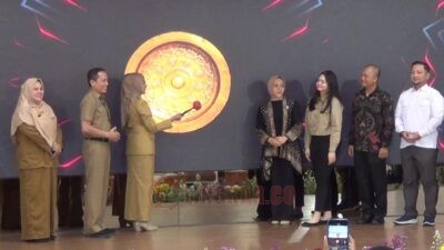 Bupati Kendal Dyah Kartika Permanasari, didampingi Kepala Disdagkop UKM Kendal Toni Ari Wibowo, Ketua TP PKK Kendal Niken Larasati, serta Ketua Karang Taruna Kendal Nattaya Kenenza saat pembukaan pelatihan digital marketing. Foto: Yoedhi/Lingkar.co