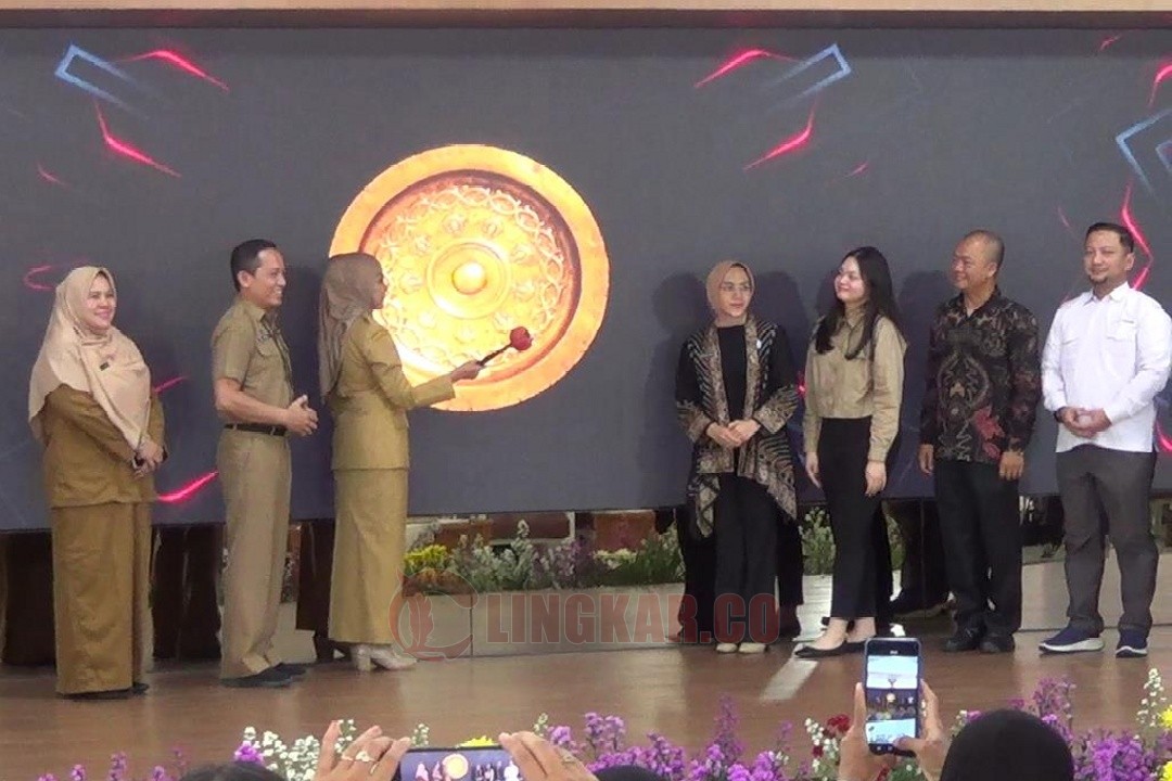 Bupati Kendal Dyah Kartika Permanasari, didampingi Kepala Disdagkop UKM Kendal Toni Ari Wibowo, Ketua TP PKK Kendal Niken Larasati, serta Ketua Karang Taruna Kendal Nattaya Kenenza saat pembukaan pelatihan digital marketing. Foto: Yoedhi/Lingkar.co