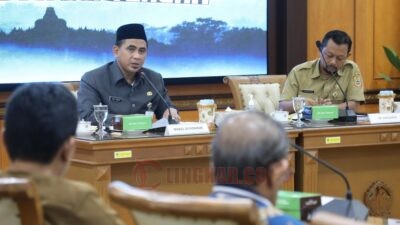 Wakil Gubernur Jateng Taj Yasin Maimoen saat memimpin Rapat Evaluasi Jumlah Hari Sekolah per Minggu di Jateng, di ruang kerja, Senin (24/11/2025). Foto: dokumentasi