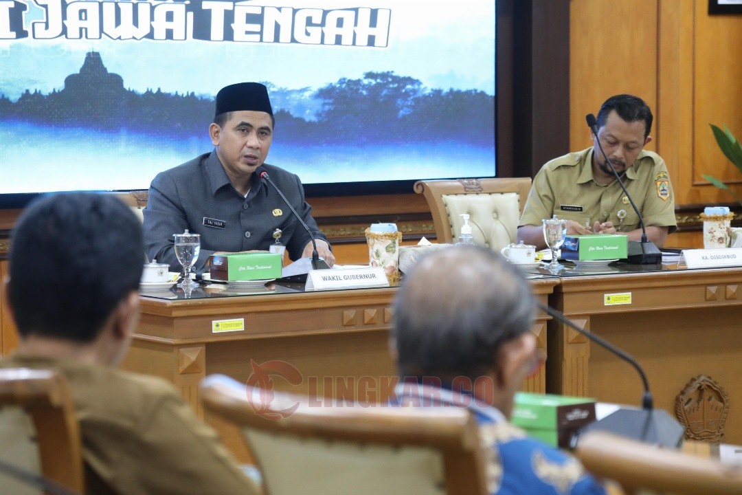 Wakil Gubernur Jateng Taj Yasin Maimoen saat memimpin Rapat Evaluasi Jumlah Hari Sekolah per Minggu di Jateng, di ruang kerja, Senin (24/11/2025). Foto: dokumentasi