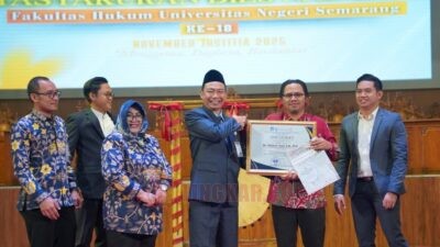 Muhtar Said saat menerima penghargaan dari Fakultas Hukum Unnes dalam acara Tasyakuran Dies Natalis Fakultas Hukum Universitas Negeri Semarang Ke 18 di Auditorium Utama Universitas Negeri Semarang, Kamis (27/11/2025). Foto: istimewa