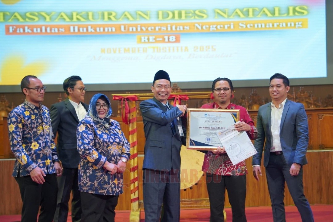 Muhtar Said saat menerima penghargaan dari Fakultas Hukum Unnes dalam acara Tasyakuran Dies Natalis Fakultas Hukum Universitas Negeri Semarang Ke 18 di Auditorium Utama Universitas Negeri Semarang, Kamis (27/11/2025). Foto: istimewa