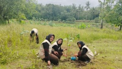 MENANAM. Tim Adiyata MTs An-Nawawi 01 Berjan Purworejo saat melakukan aksi bakti lingkungan dengan menanam pohon di Heroes Park Purworejo.