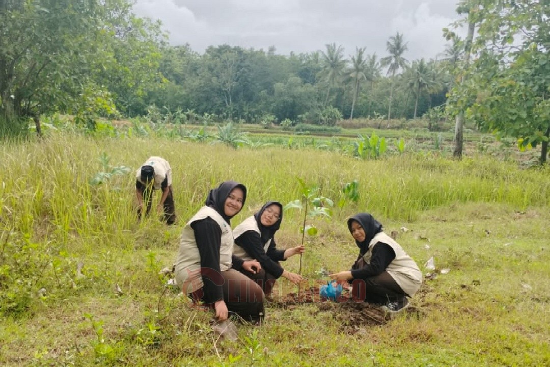 MENANAM. Tim Adiyata MTs An-Nawawi 01 Berjan Purworejo saat melakukan aksi bakti lingkungan dengan menanam pohon di Heroes Park Purworejo.