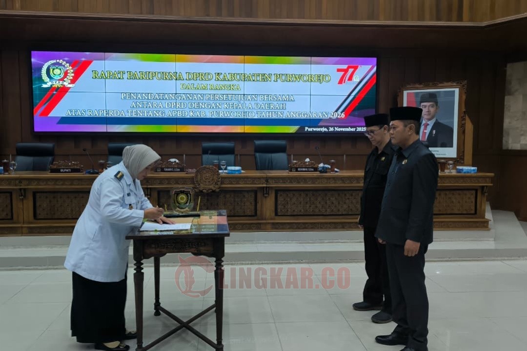 RAPAT PARIPURNA – Bupati dan pimpinan DPRD Purworejo menandatangani persetujuan Raperda APBD TA 2026 dalam Rapat Paripurna di Gedung DPRD Purworejo.