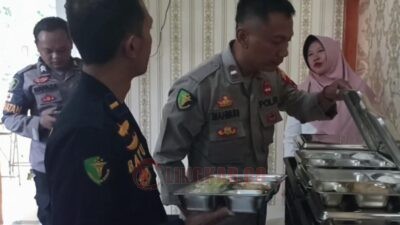 Polisi Polres Kendal saat mengecek menu setelah ada kabar 17 Siswa SMPN 1 Kendal Diduga keracunan usai santap menu makan bergizi gratis. Foto: Yoedhi/lingkar.co