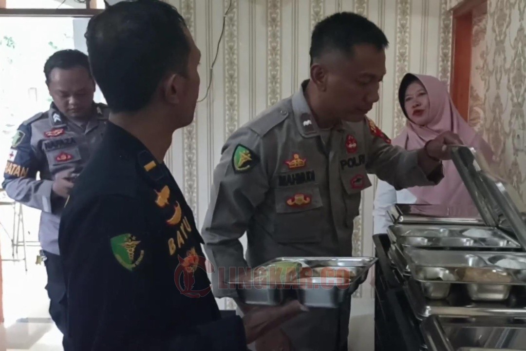 Polisi Polres Kendal saat mengecek menu setelah ada kabar 17 Siswa SMPN 1 Kendal Diduga keracunan usai santap menu makan bergizi gratis. Foto: Yoedhi/lingkar.co