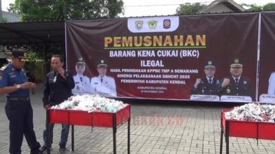 Pemkab Kendal Musnahkan 2,1 Juta Batang Rokok Ilegal, Negara Rugi Lebih dari Rp2 Miliar. Foto: Yoedhi/Lingkar.co
