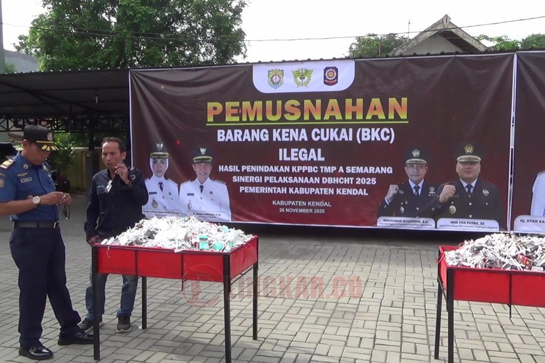 Pemkab Kendal Musnahkan 2,1 Juta Batang Rokok Ilegal, Negara Rugi Lebih dari Rp2 Miliar. Foto: Yoedhi/Lingkar.co