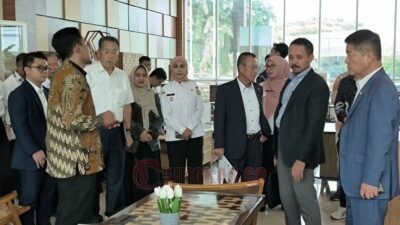 Bupati Kendal, Dyah Kartika Permanasari saat mendampingi Wali Kota Sue Machi Jepang, Shuichi Hitamatsu, melakukan kunjungan ke Polifurnika Kendal, Rabu (26/11/2025). Foto: Yoedhi/Lingkar.co