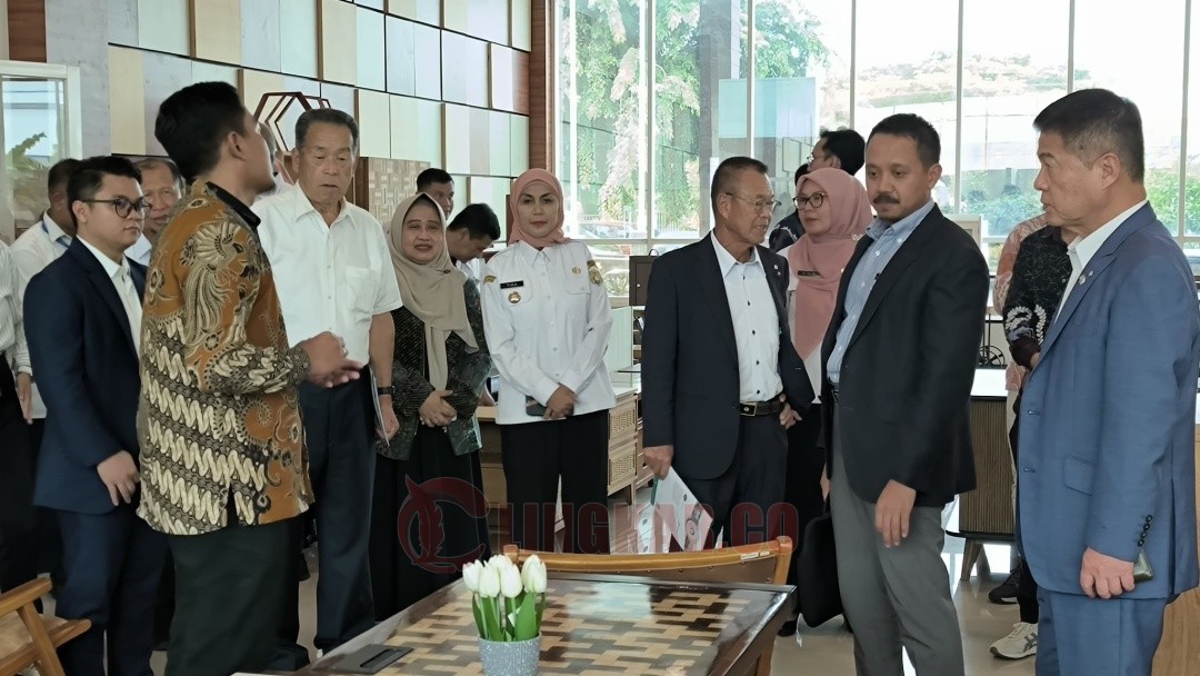 Bupati Kendal, Dyah Kartika Permanasari saat mendampingi Wali Kota Sue Machi Jepang, Shuichi Hitamatsu, melakukan kunjungan ke Polifurnika Kendal, Rabu (26/11/2025). Foto: Yoedhi/Lingkar.co