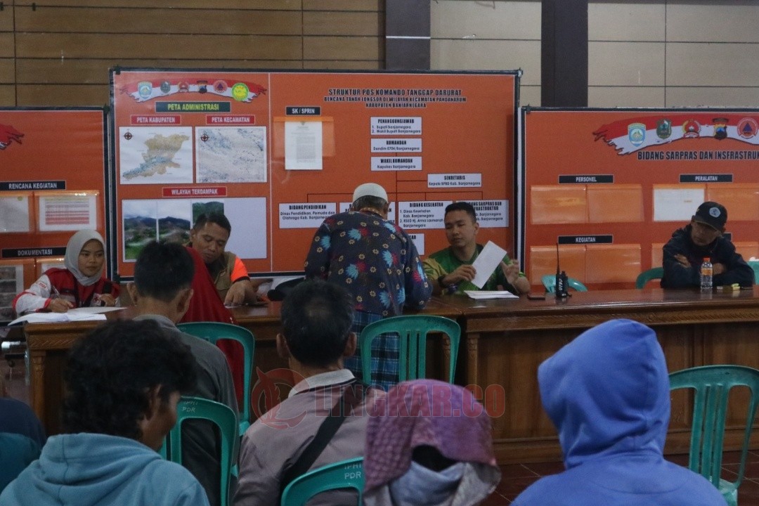 Antrean warga Banjarnegara korban dan terdampak longsor yang mencairkan BLT dari Pemkab di kantor PMI Kabupaten Banjarnegara. Foto: dokumentasi