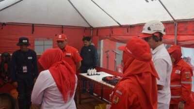 Wakil Ketua PMI Kota Semarang, Widoyono beserta sejumlah pengurus saat melakukan pengecekan persiapan peralatan dan relawan di markas PMI Kota Semarang. Foto: dokumentasi