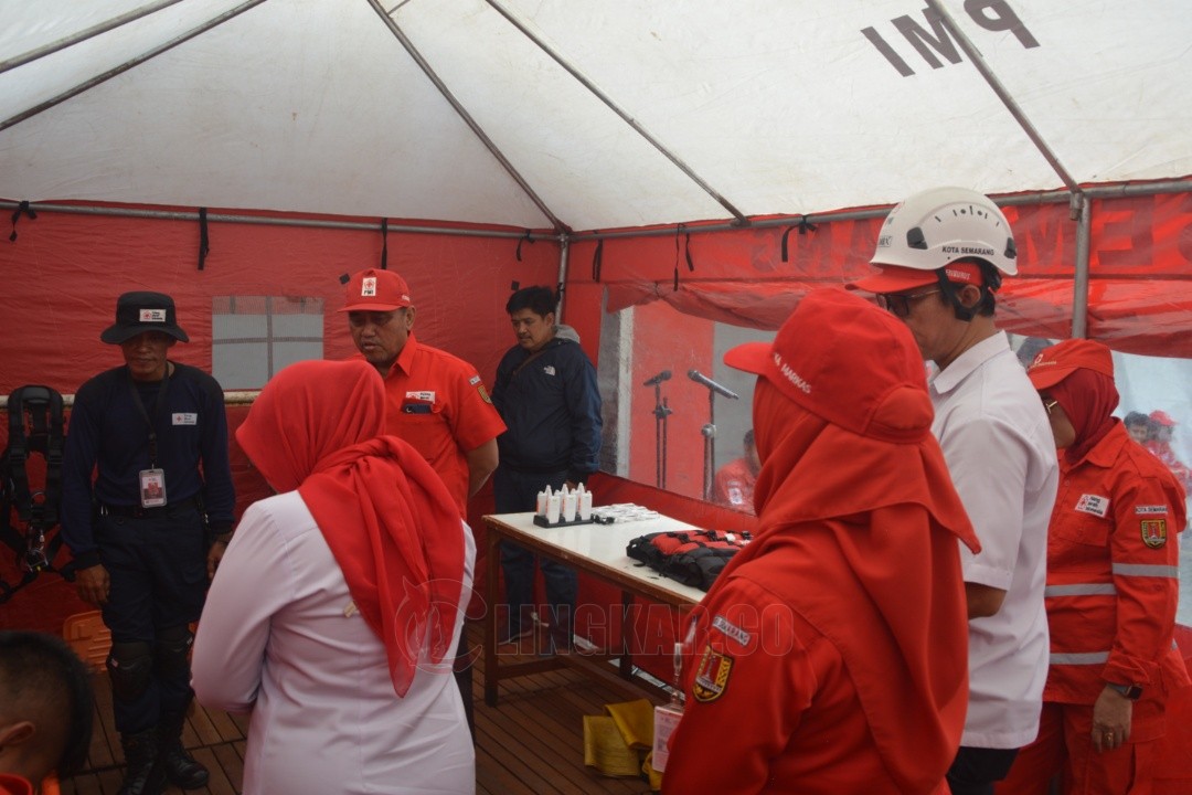 Wakil Ketua PMI Kota Semarang, Widoyono beserta sejumlah pengurus saat melakukan pengecekan persiapan peralatan dan relawan di markas PMI Kota Semarang. Foto: dokumentasi