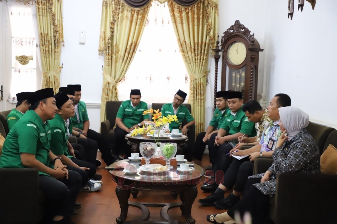 Pengurus Harian PC GP Ansor Purworejo saat beraudiensi dengan Bupati Purworejo. Foto: dokumentasi