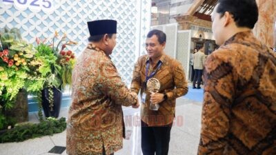 Gubernur Jateng Ahmad Luthfi saat menerima penghargaan sebagai Tim Pengendali Inflasi Daerah (TPID) berkinerja terbaik tingkat provinsi kawasan Jawa-Bali pada 2025 dari Presiden Prabowo Subianto. Foto: dokumentasi