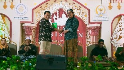 Stafsus Kementerian Pemberdayaan Masyarakat Dr Ahmad Maulani menyerahkan cinderamata kepada Ketua PCNU Kota Semarang, Dr. Drs. Anasom, MHum dalam penutupan Gelar Budaya 2025 yang berlangsung di Ponpes Durrotu Aswaja Semarang, Sabtu (29/11/2025). Foto: dokumentasi/istimewa
