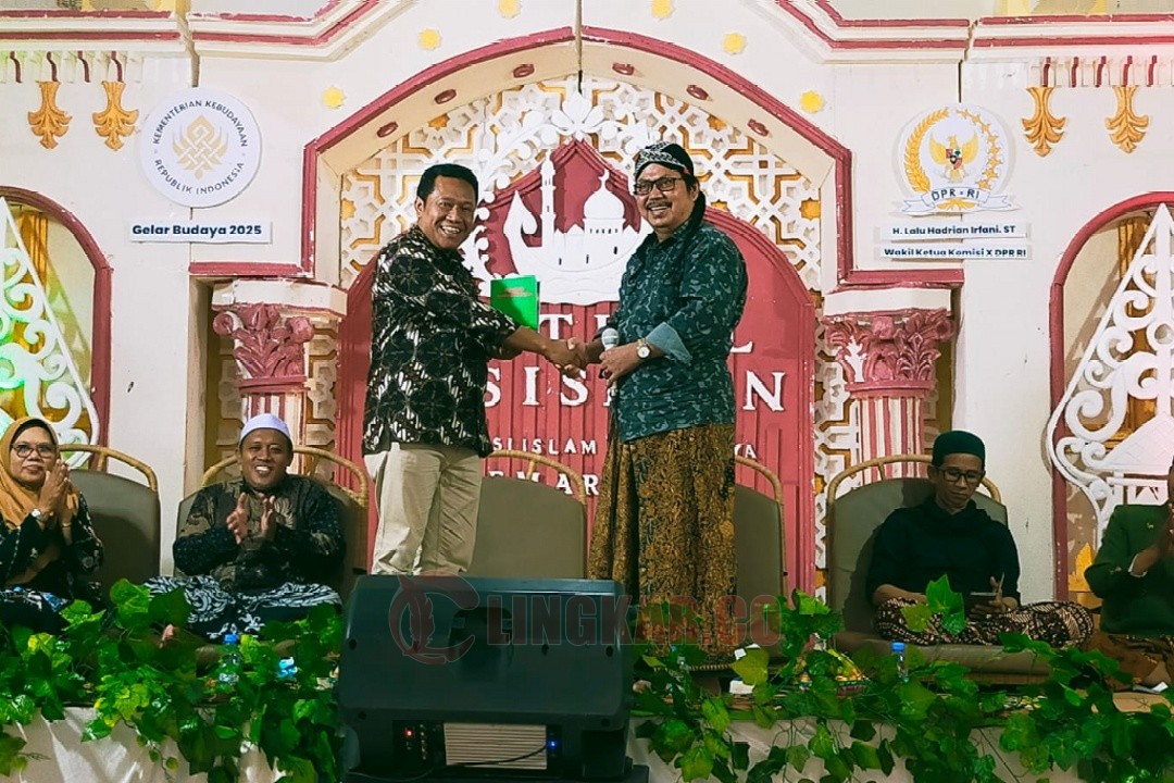 Stafsus Kementerian Pemberdayaan Masyarakat Dr Ahmad Maulani menyerahkan cinderamata kepada Ketua PCNU Kota Semarang, Dr. Drs. Anasom, MHum dalam penutupan Gelar Budaya 2025 yang berlangsung di Ponpes Durrotu Aswaja Semarang, Sabtu (29/11/2025). Foto: dokumentasi/istimewa