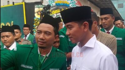Wakil Presiden Gibran Rakabuming Raka saat meninggalkan lokasi pelantikan pengurus PW GP Ansor Jateng di Ponpes Ash Shodiqiyah Sawah Besar Gayamsari Kota Semarang, Ahad (2/11/2025) sore. Foto: Rifqi/Lingkar.co