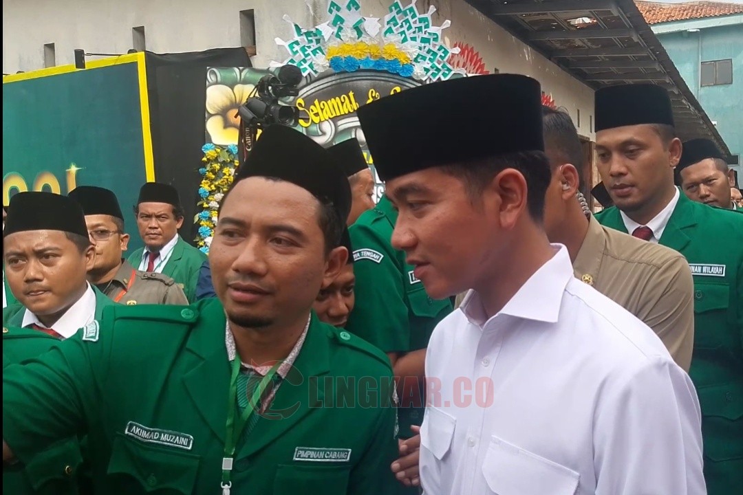 Wakil Presiden Gibran Rakabuming Raka saat meninggalkan lokasi pelantikan pengurus PW GP Ansor Jateng di Ponpes Ash Shodiqiyah Sawah Besar Gayamsari Kota Semarang, Ahad (2/11/2025) sore. Foto: Rifqi/Lingkar.co