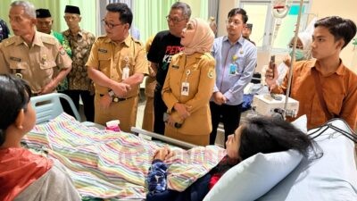 Bupati Kendal Dyah Kartika Permanasari saat menjenguk di RS PKU Muhammadiyah Boja.