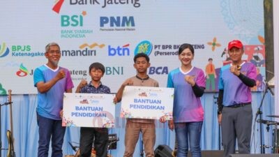 Sekda Jateng Sumarno saat menghadiri puncak acara Bulan Inklusi Keuangan (BIK) Jateng 2025 dengan tema Jawara (Jangkau Warga Optimalkan Akses Keuangan), Minggu (2/11/2025) di Halaman Kantor Gubernur Jateng.