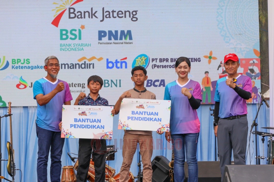 Sekda Jateng Sumarno saat menghadiri puncak acara Bulan Inklusi Keuangan (BIK) Jateng 2025 dengan tema Jawara (Jangkau Warga Optimalkan Akses Keuangan), Minggu (2/11/2025) di Halaman Kantor Gubernur Jateng.